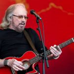 Barry Gibb vezeti a brit albumlistát