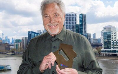 Tom Jones vezeti a brit albumlistát