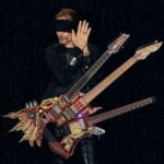 Steve Vai – Budapestre is elhozza a háromnyakú gitárszörnyeteget