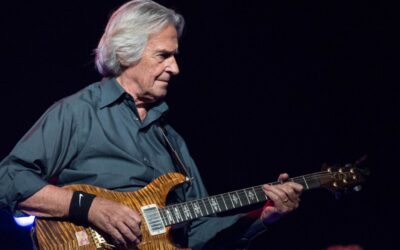 John McLaughlin – Budapestre tart a jazzgitár mágusa