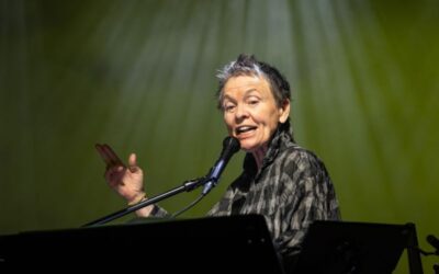 Mosolyogva értekezni a világvégéről: Laurie Anderson – Magyar Zene Háza, 2023. 06. 13.