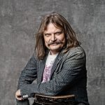 „A zenésznek az a feladata, hogy oda vezesse a fényt, ahol a sötétség uralkodik” – Interjú Leslie Ma...