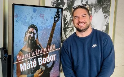 Bodor Mátéval reklámozza új hangszerét az Ibanez