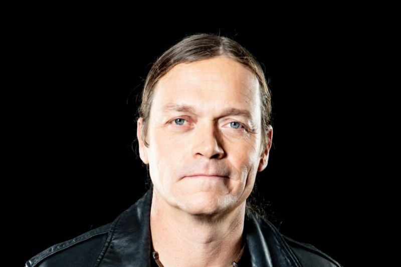 Elhunyt Brad Arnold