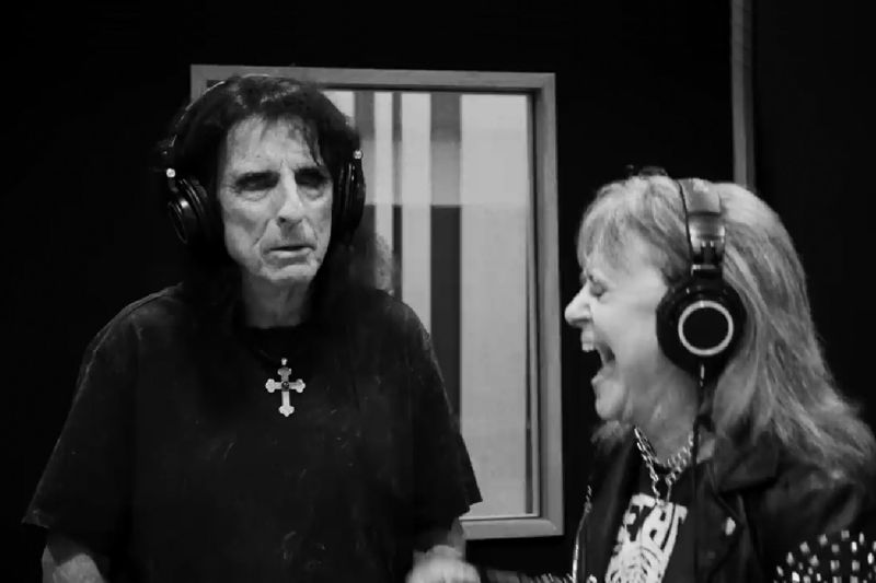 Suzi Quatro – Alice Cooperrel nyomja felszabadultan